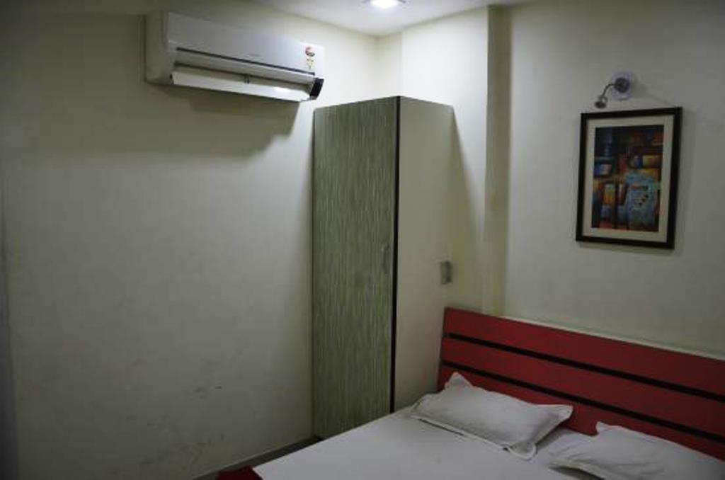 Hotel Royal Apple Ahmedabad Exteriör bild