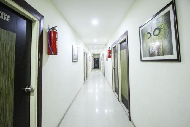 Hotel Royal Apple Ahmedabad Exteriör bild