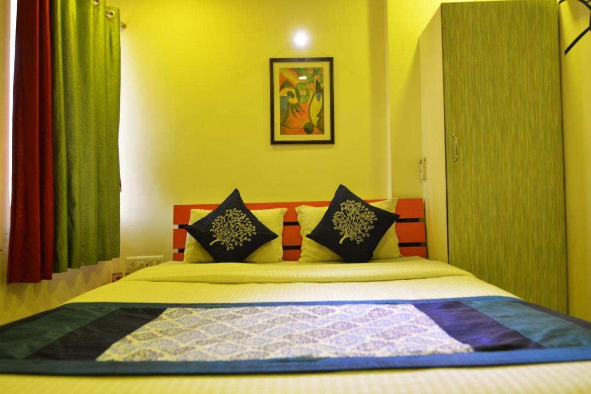 Hotel Royal Apple Ahmedabad Exteriör bild