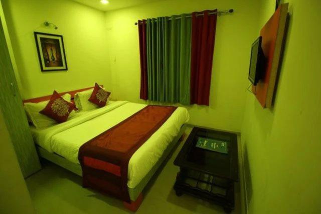 Hotel Royal Apple Ahmedabad Exteriör bild