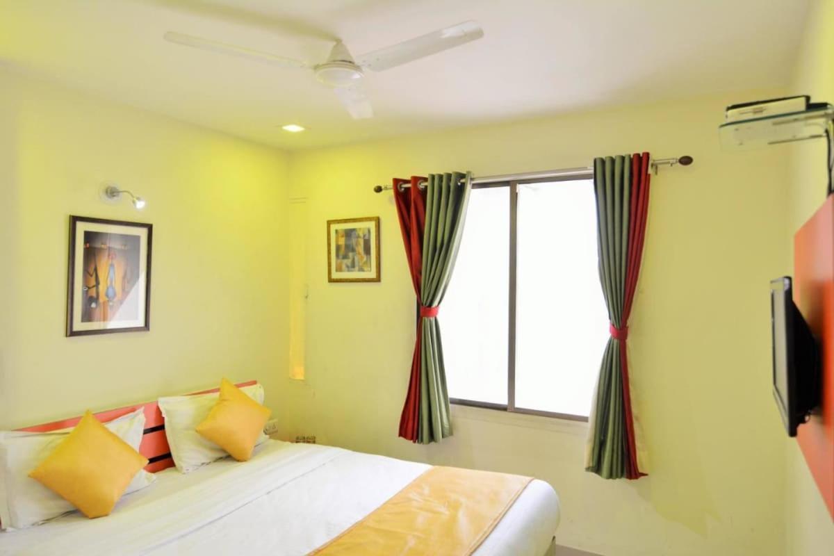 Hotel Royal Apple Ahmedabad Exteriör bild