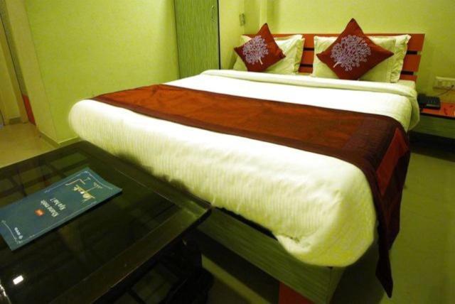 Hotel Royal Apple Ahmedabad Exteriör bild