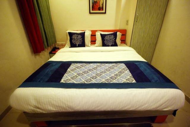Hotel Royal Apple Ahmedabad Exteriör bild