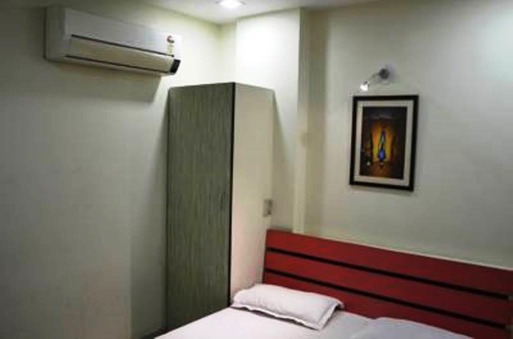 Hotel Royal Apple Ahmedabad Exteriör bild