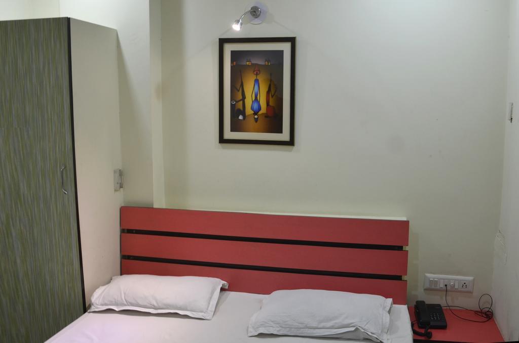 Hotel Royal Apple Ahmedabad Rum bild
