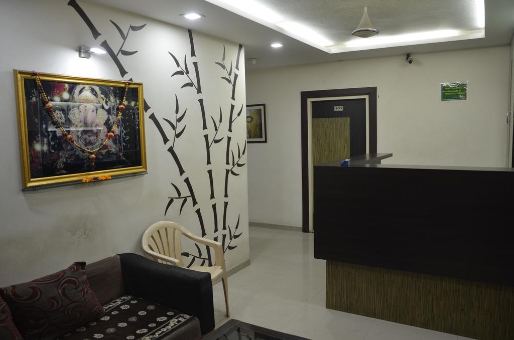 Hotel Royal Apple Ahmedabad Rum bild
